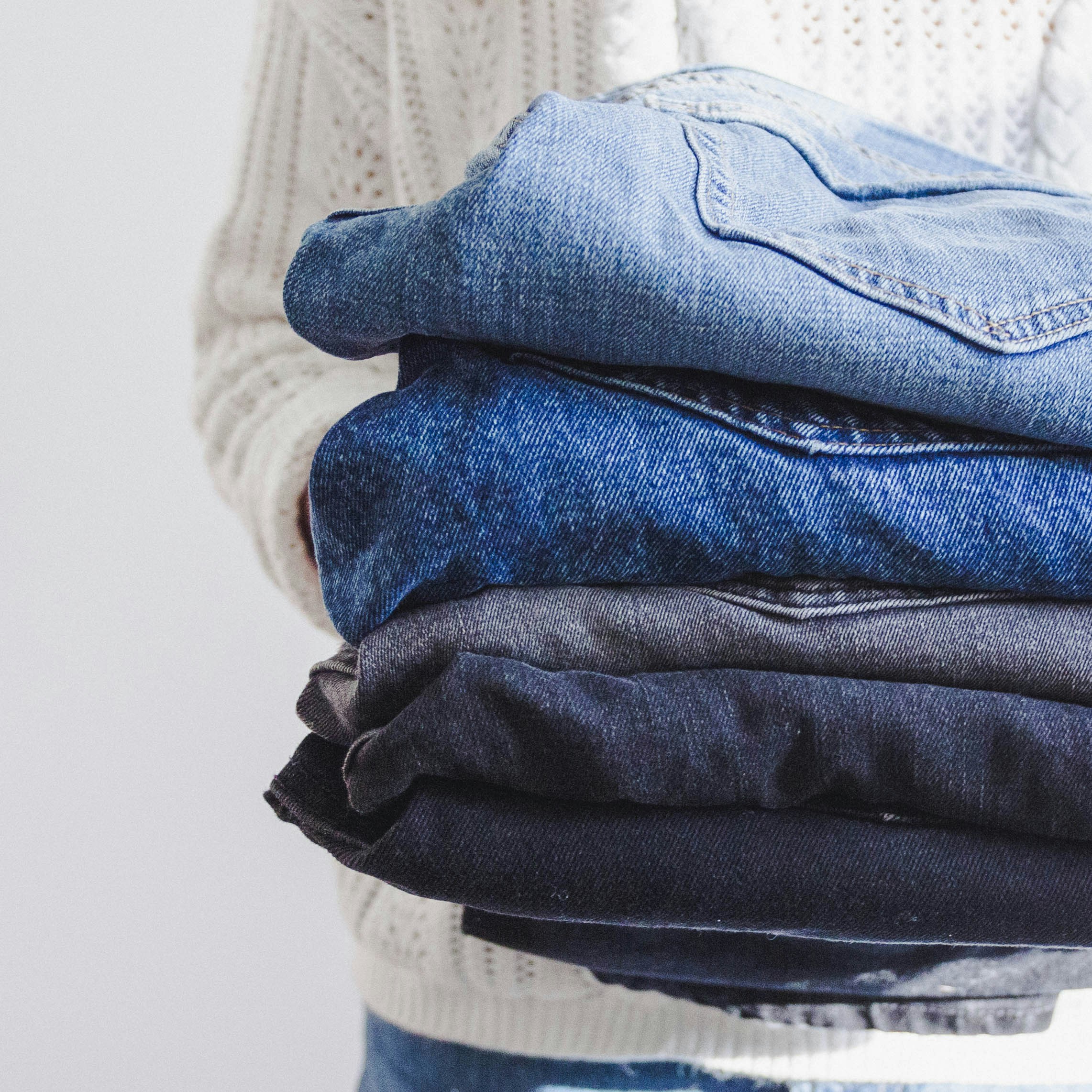 pile de jeans en demin